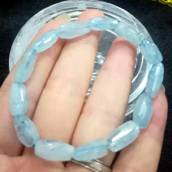 海蓝宝刻面石头形手链 规格/mm 重量 /克 编码 64000138