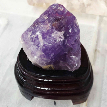 紫晶原矿石摆件（带木座） 规格11*10/ 重量 0.7斤 编码 28000342