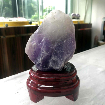 紫晶原矿石摆件（带木座） 规格// 重量 0.76斤 编码 28000226