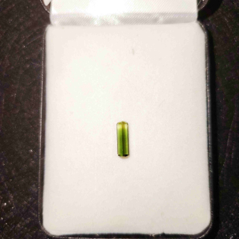黄绿碧玺长方形戒面 规格14.5*4mm 重量 2.05克拉 编码 92109870