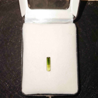 黄绿碧玺长方形戒面 规格12.5*4mm 重量 1.65克拉 编码 92109872