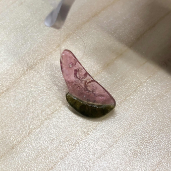 西瓜碧玺如意挂坠 规格/mm 重量 0.7克 编码 61001021