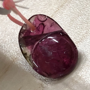 西瓜碧玺如意通宝挂坠 规格/mm 重量 0.7克 编码 61001022