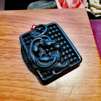 黑曜石如意算盘皮丘挂坠 规格55*45*10mm 重量 33克 编码 90001175