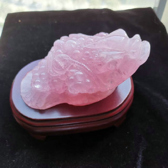 粉晶金蟾摆件 规格11*8*连木座高12cm 重量 686克 编码 92900440