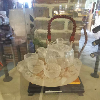 原石水晶仿古茶壶+4小冰烧杯(礼盒套装) 规格高9宽13口径10宽5高5cm 重量 // 编码 35103285