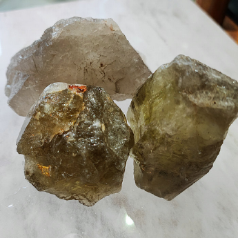 茶黄晶原矿石（克） 规格不规则/ 重量 // 编码 28000045