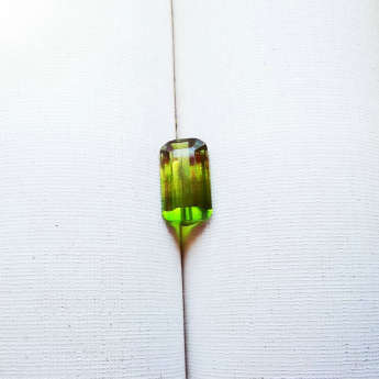 黄绿碧玺长方形戒面 规格14.5*4mm 重量 1.9克拉 编码 92109868