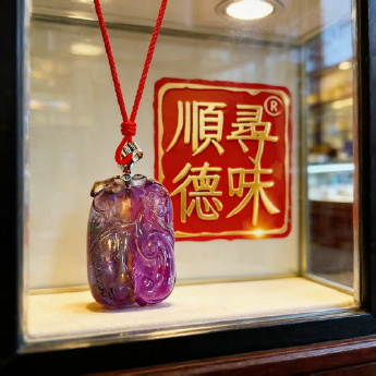 双色碧玺雕刻如意金蝠挂坠 规格29*19*11mm 重量 11.52克 编码 92201246