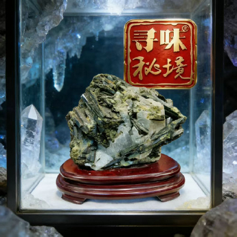 绿碧玺共生矿标摆件（水晶大王收藏）（非卖品） 规格22*30/ 重量 // 编码 17003091