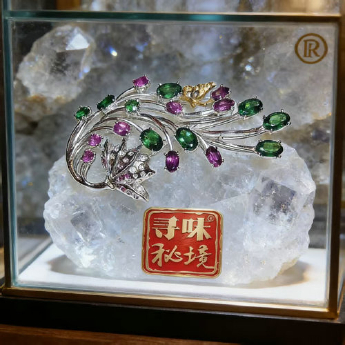 五彩碧玺镶嵌胸针(K金) 规格// 重量 // 编码 80000239