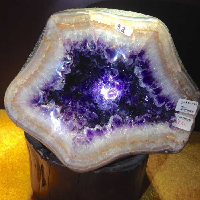 雷公蛋紫晶洞39000626